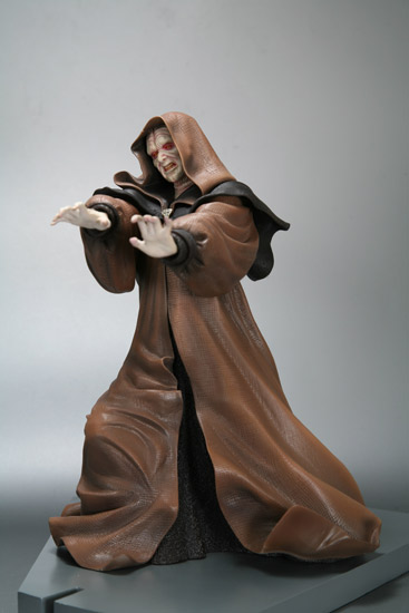 Illustration for article titled Yoda, Palpatine Statues Fight It Out in Realistic Miniature